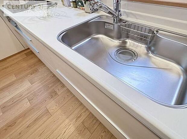 ワイドなシンクですね!水が跳ねにくく洗物がしやすい家事が楽々仕様のシステムキッチンです!デザイン性と機能性を兼ねたキッチンで清潔感がありますね!(同仕様)