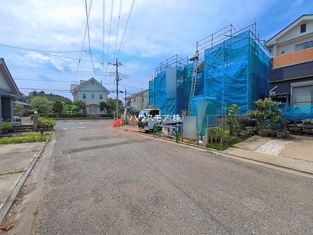 前面道路6m!陽当り良好な立地です。車庫入れが苦手な方も安心ですね。