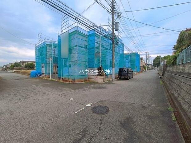 前面道路は6ｍ×6ｍ！陽当り良好な立地です。車庫入れが苦手な方も安心ですね。