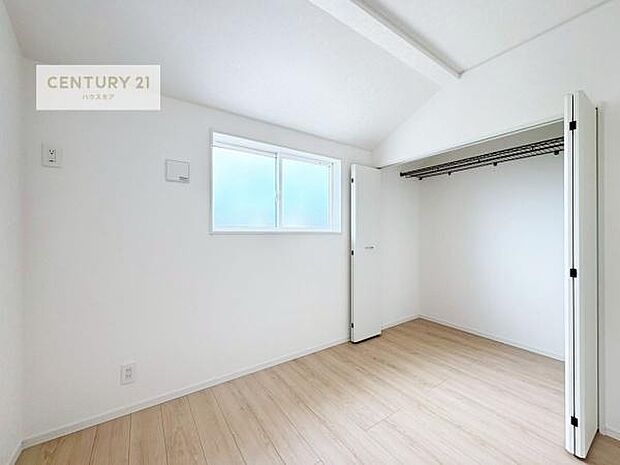 掃き出し窓がないお部屋は、お子様のお部屋としても安心です！収納スペースも充実しているので散らかったお部屋をサッと片付けられます！