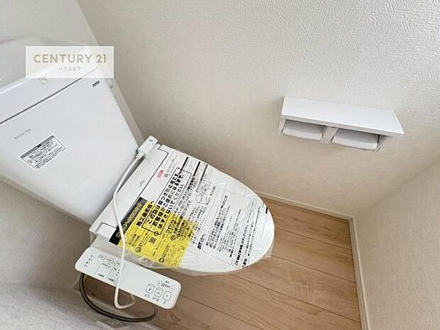 1・2階にトイレがございます！朝の忙しい時間帯も待たずにすみそうですね。白を基調とした清潔感のあるトイレでお手入れがしやすいです！