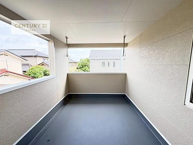 インナーバルコニー！屋根が付いているので、急に雨が降っても濡れにくく安心！強い日差しもカットしてくれるので、お天気の良い日は、お外へ出て深呼吸するのもよさそうです！