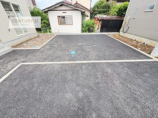 駐車スペースは2台分あります！セカンドカーはもちろん、バイクや自転車なども置き場所に困りません。