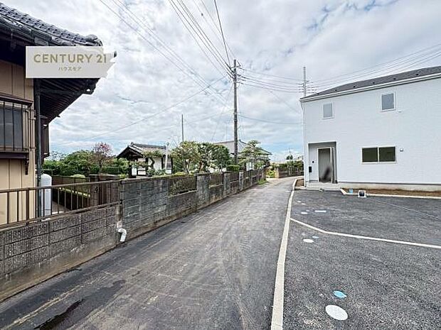 前面道路4ｍ！陽当り良好な立地です。車庫入れが苦手な方も安心ですね。