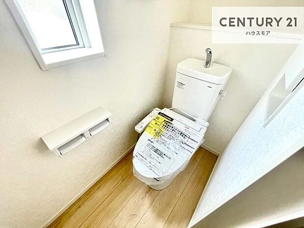 1・2階にトイレがございます！朝の忙しい時間帯も待たずにすみそうですね。白を基調とした清潔感のあるトイレでお手入れがしやすいです！