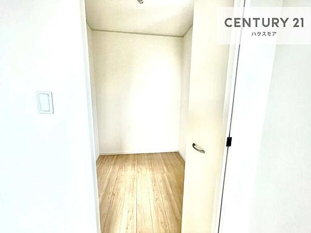 ウォークインクローゼット付きです。たくさんのお洋服などを収納しておけそうですね！他にも扇風機や加湿器など季節物の大きな家電も収納できます！