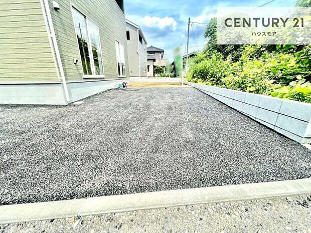 駐車スペースは2台分あります！セカンドカーはもちろん、バイクや自転車なども置き場所に困りません。