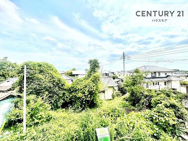 晴れた日には青い空を見渡せる開放的な時間を楽しめます。気持ちの良い風が通り抜ける街並みです！緑が映える眺望で癒されますね！