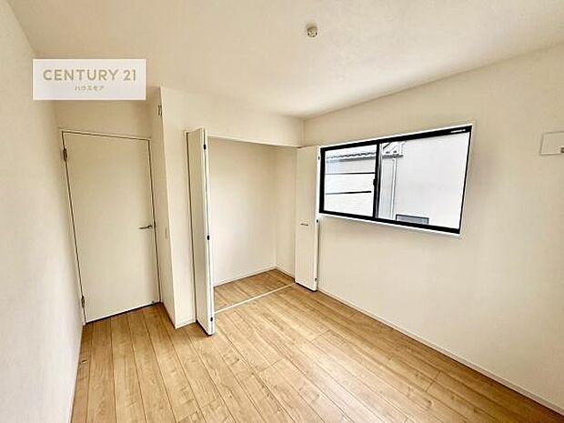 掃き出し窓がないお部屋は、お子様のお部屋としても安心です！収納スペースも充実しているので散らかったお部屋をサッと片付けられます！
