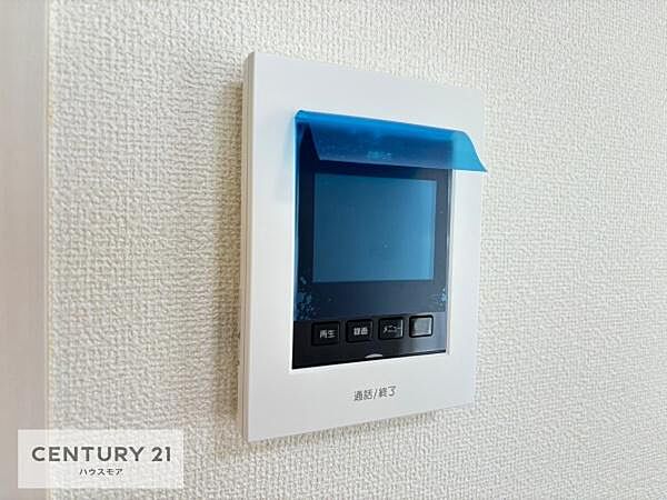 TVモニター付インターフォンを完備。来訪者の顔を確認してから対応できるため、防犯面にも配慮された安心の設備です。（同仕様）