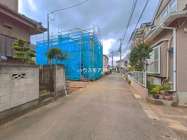 前面道路4ｍ！陽当り良好な立地です。車庫入れが苦手な方も安心ですね。