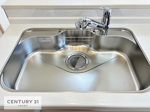 ワイドなシンクですね！水が跳ねにくく洗物がしやすい家事が楽々仕様のシステムキッチンです！デザイン性と機能性を兼ねたキッチンで清潔感がありますね！（同仕様）