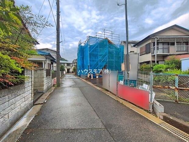 前面道路は4m!陽当り良好な立地です。車庫入れが苦手な方も安心ですね。