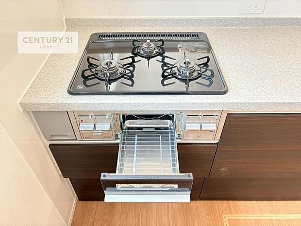コンロは三口あるのでお料理の同時進行ができます。もちろんグリル付きです。調理スペースも広々している為作業がしやすい!使い勝手が良いシステムキッチンです!(同仕様)