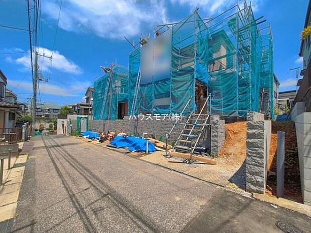 前面道路4m!陽当り良好な立地です。車庫入れが苦手な方も安心ですね。