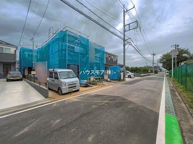前面道路6ｍ！陽当り良好な立地です。車庫入れが苦手な方も安心ですね。