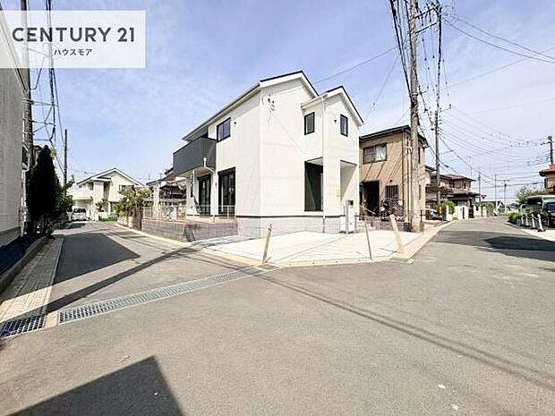 前面道路4m×4m!陽当り良好な立地です。車庫入れが苦手な方も安心ですね。【現地販売会開催中】