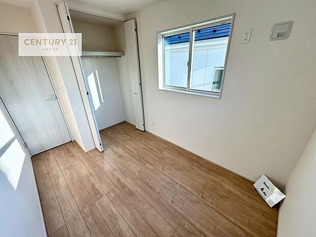 掃き出し窓がないお部屋は、お子様のお部屋としても安心です!収納スペースも充実しているので散らかったお部屋をサッと片付けられます!