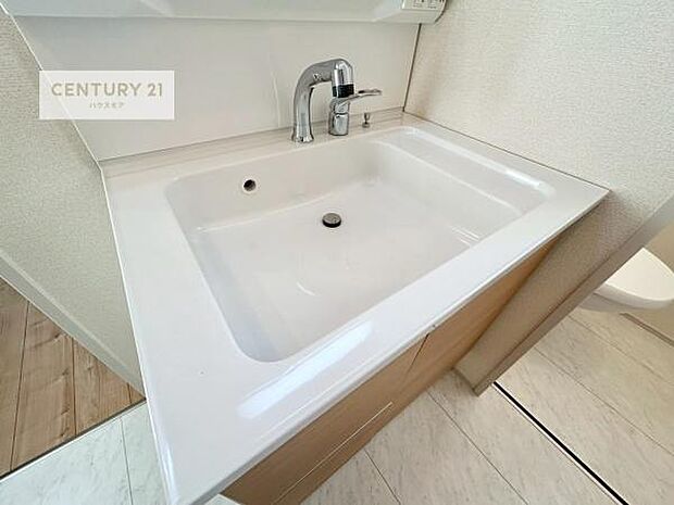 深い洗面台ボウルは、水が跳ねにくいのでお手入れが楽々!清潔感が保てます!キレイな洗面所で自分磨きのモチベーションが上がりますね!