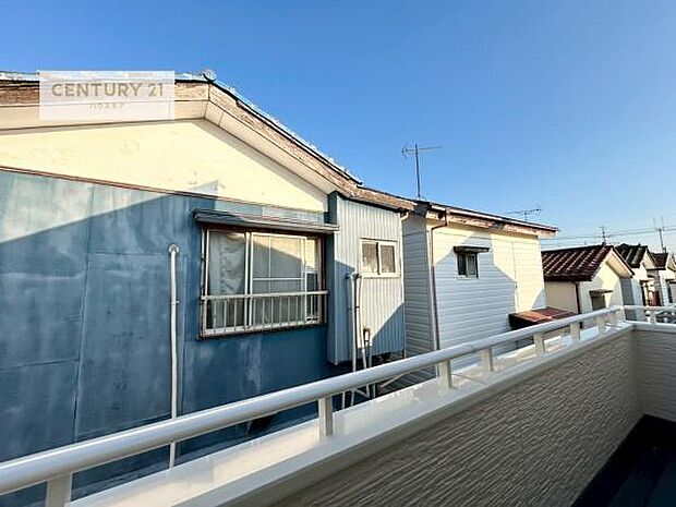 周囲は住宅街が広がる落ち着いた眺望。穏やかな街並みに包まれ、安心感のある住環境です。