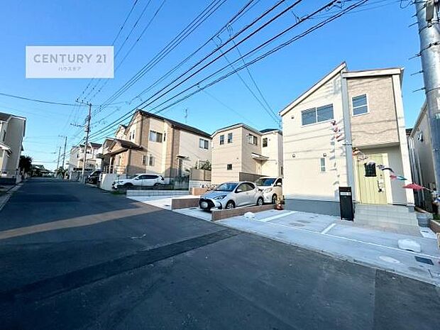 前面道路は6m!陽当り良好な立地です。車庫入れが苦手な方も安心ですね。