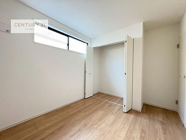 掃き出し窓がないお部屋は、お子様のお部屋としても安心です!収納スペースも充実しているので散らかったお部屋をサッと片付けられます!