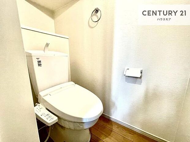 1・2階にトイレがございます!朝の忙しい時間帯も待たずにすみそうですね。白を基調とした清潔感のあるトイレでお手入れがしやすいです!
