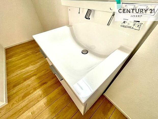 深い洗面台ボウルは、水が跳ねにくいのでお手入れが楽々!清潔感が保てます!キレイな洗面所で自分磨きのモチベーションが上がりますね!