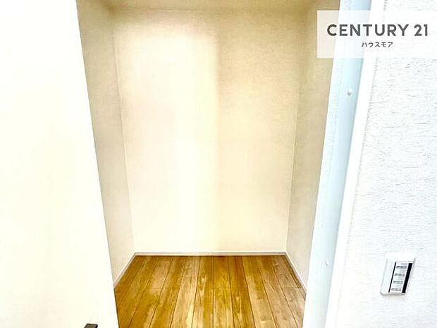 ウォークインクローゼット付きです。たくさんのお洋服などを収納しておけそうですね!他にも扇風機や加湿器など季節物の大きな家電も収納できます!