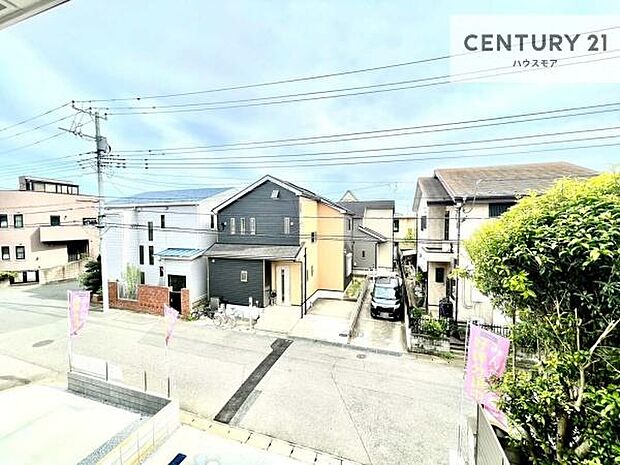 晴れた日には青い空を見渡せる開放的な時間を楽しめます。気持ちの良い風が通り抜ける街並みです!