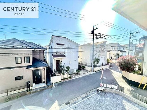 晴れた日には青い空を見渡せる開放的な時間を楽しめます。気持ちの良い風が通り抜ける街並みです!