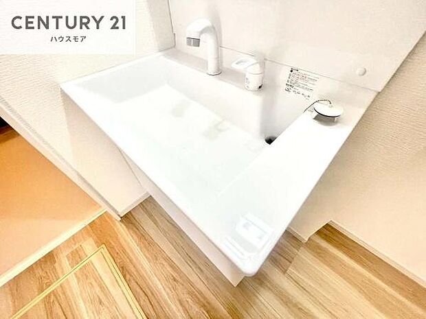 深い洗面台ボウルは、水が跳ねにくいのでお手入れが楽々!清潔感が保てます!キレイな洗面所で自分磨きのモチベーションが上がりますね!
