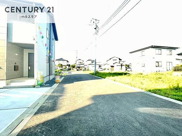 前面道路は6m!陽当り良好な立地です。車庫入れが苦手な方も安心ですね。