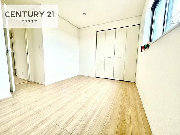 掃き出し窓がないお部屋は、お子様のお部屋としても安心です!収納スペースも充実しているので散らかったお部屋をサッと片付けられます!