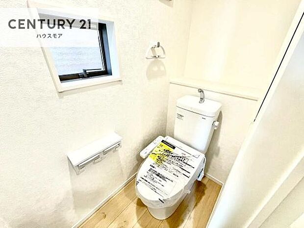 1・2階にトイレがございます!朝の忙しい時間帯も待たずにすみそうですね。白を基調とした清潔感のあるトイレでお手入れがしやすいです!