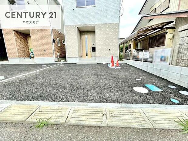 駐車スペースは2台分あります!セカンドカーはもちろん、バイクや自転車なども置き場所に困りません。