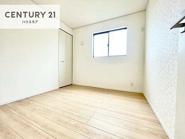 明るく風通しの良い居室です。「シンプル」にデザインされた室内。自由度が高いので家具やレイアウトでお好みの空間を創り上げられます。是非一度、現地にてご確認ください。