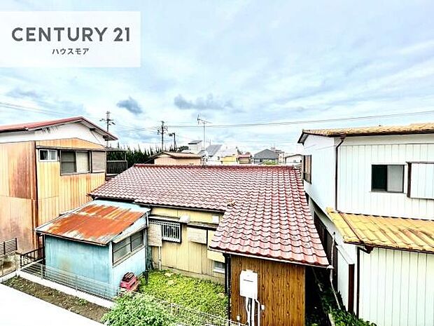 晴れた日には青い空を見渡せる開放的な時間を楽しめます。気持ちの良い風が通り抜ける街並みです!
