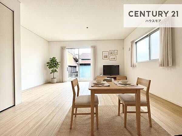 家具はCGパースです。心地良いリビングは家族が自然と集まります。家族団欒の時間が増えそうです。ご家族と、より一層充実した時間を過ごせそうですね。