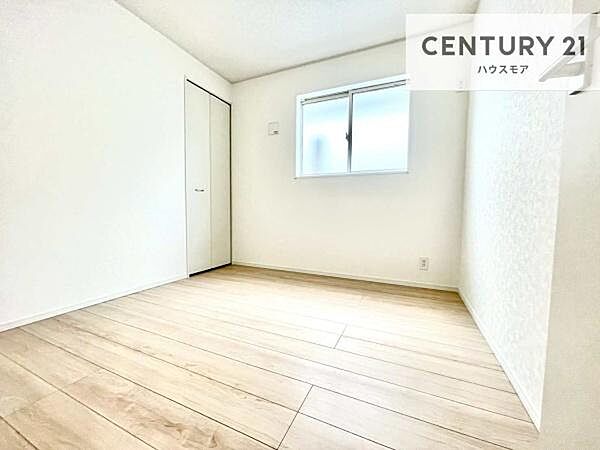 掃き出し窓がないお部屋は、お子様のお部屋としても安心です！収納スペースも充実しているので散らかったお部屋をサッと片付けられます！