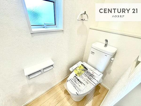 1・2階にトイレがございます！朝の忙しい時間帯も待たずにすみそうですね。白を基調とした清潔感のあるトイレでお手入れがしやすいです！