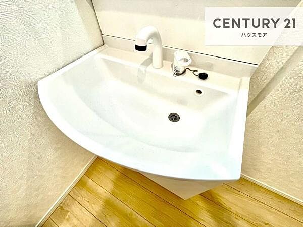 深い洗面台ボウルは、水が跳ねにくいのでお手入れが楽々！清潔感が保てます！キレイな洗面所で自分磨きのモチベーションが上がりますね！