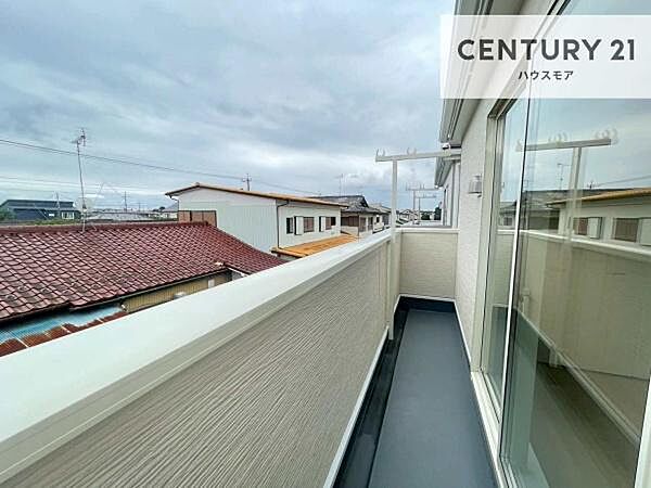 広々としているバルコニーです！お洗濯物を干すのはもちろん風に当たりながらくつろぎタイムが送れます！