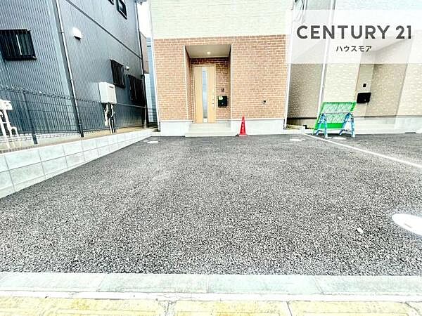 駐車スペースは2台分あります！セカンドカーはもちろん、バイクや自転車なども置き場所に困りません。