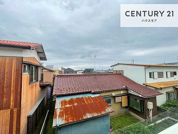 晴れた日には青い空を見渡せる開放的な時間を楽しめます。気持ちの良い風が通り抜ける街並みです！