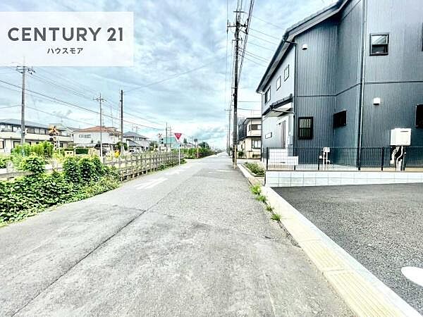 前面道路6ｍ！陽当り良好な立地です。車庫入れが苦手な方も安心ですね。