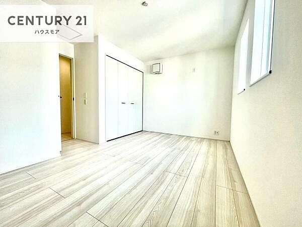 掃き出し窓がないお部屋は、お子様のお部屋としても安心です！収納スペースも充実しているので散らかったお部屋をサッと片付けられます！