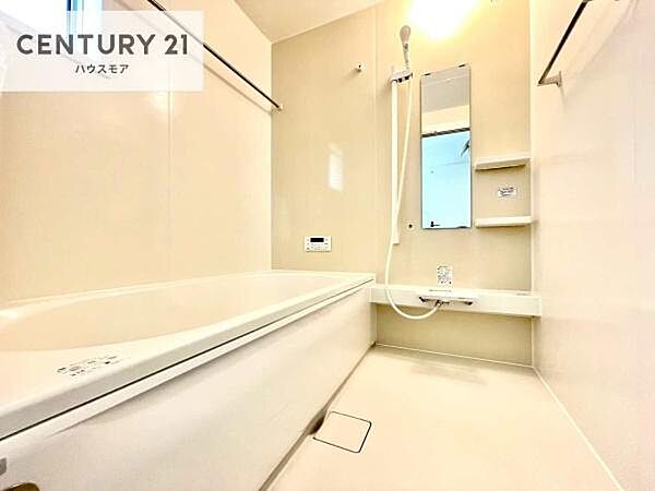 白を基調とした清潔感のあるバスルーム！快適なバスタイムが送れます！1日の疲れをしっかりと癒してくれる素敵なリラクゼーション空間になりそうですね。