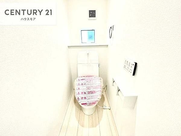 1・2階にトイレがございます！朝の忙しい時間帯も待たずにすみそうですね。白を基調とした清潔感のあるトイレでお手入れがしやすいです！