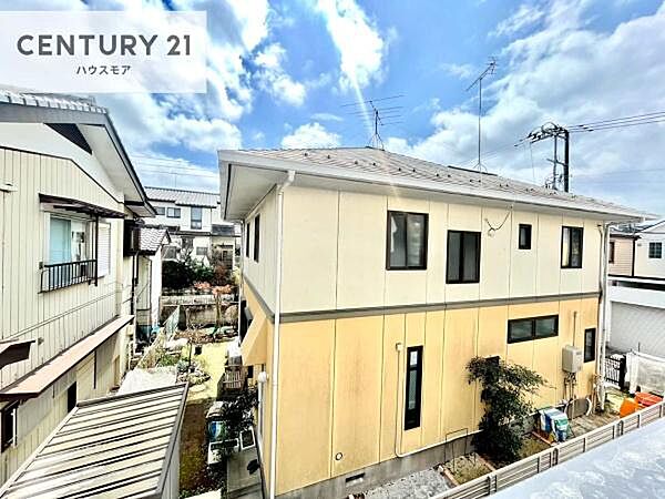 晴れた日には青い空を見渡せる開放的な時間を楽しめます。気持ちの良い風が通り抜ける街並みです！